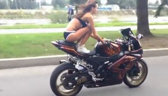 Nu biker mac bikini bieu dien voi mo to hinh anh