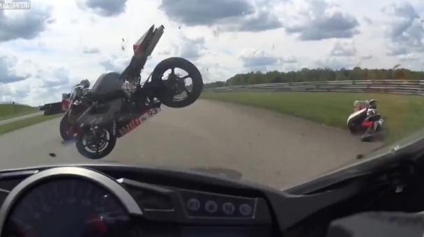 Va cham tren duong dua, mo to bay vao dau biker hinh anh