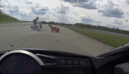 Gap tai nan, mo to bay vao dau tay dua hinh anh