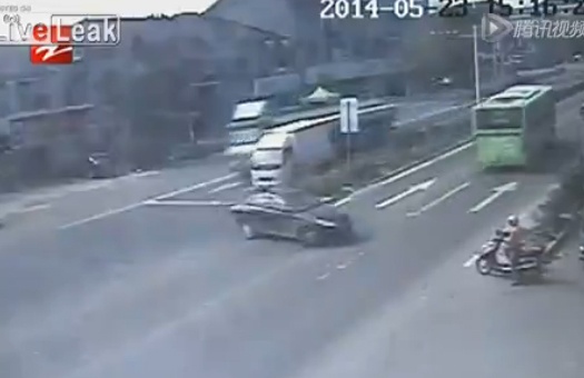 Xe cho ong thep bep buong lai khi dung den do hinh anh