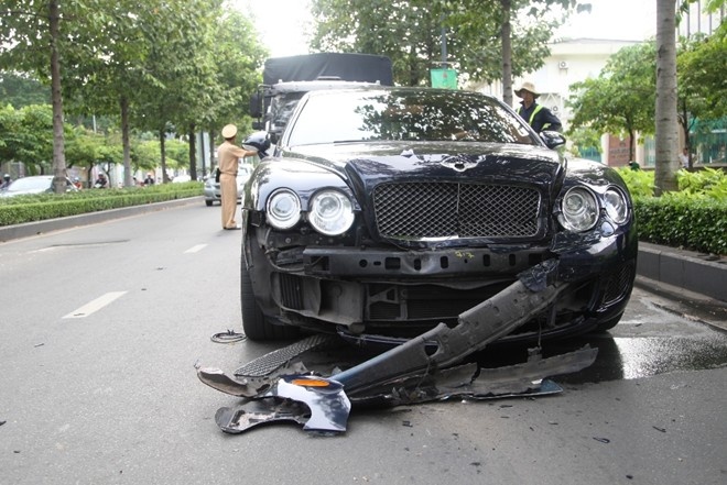Loat xe sang Bentley tien ty gap tai nan o Viet Nam hinh anh
