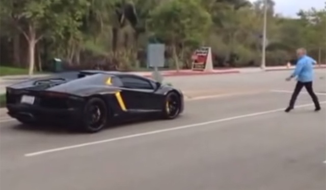 Nguoi dan ong tuc gian nem da vao sieu xe Lamborghini hinh anh