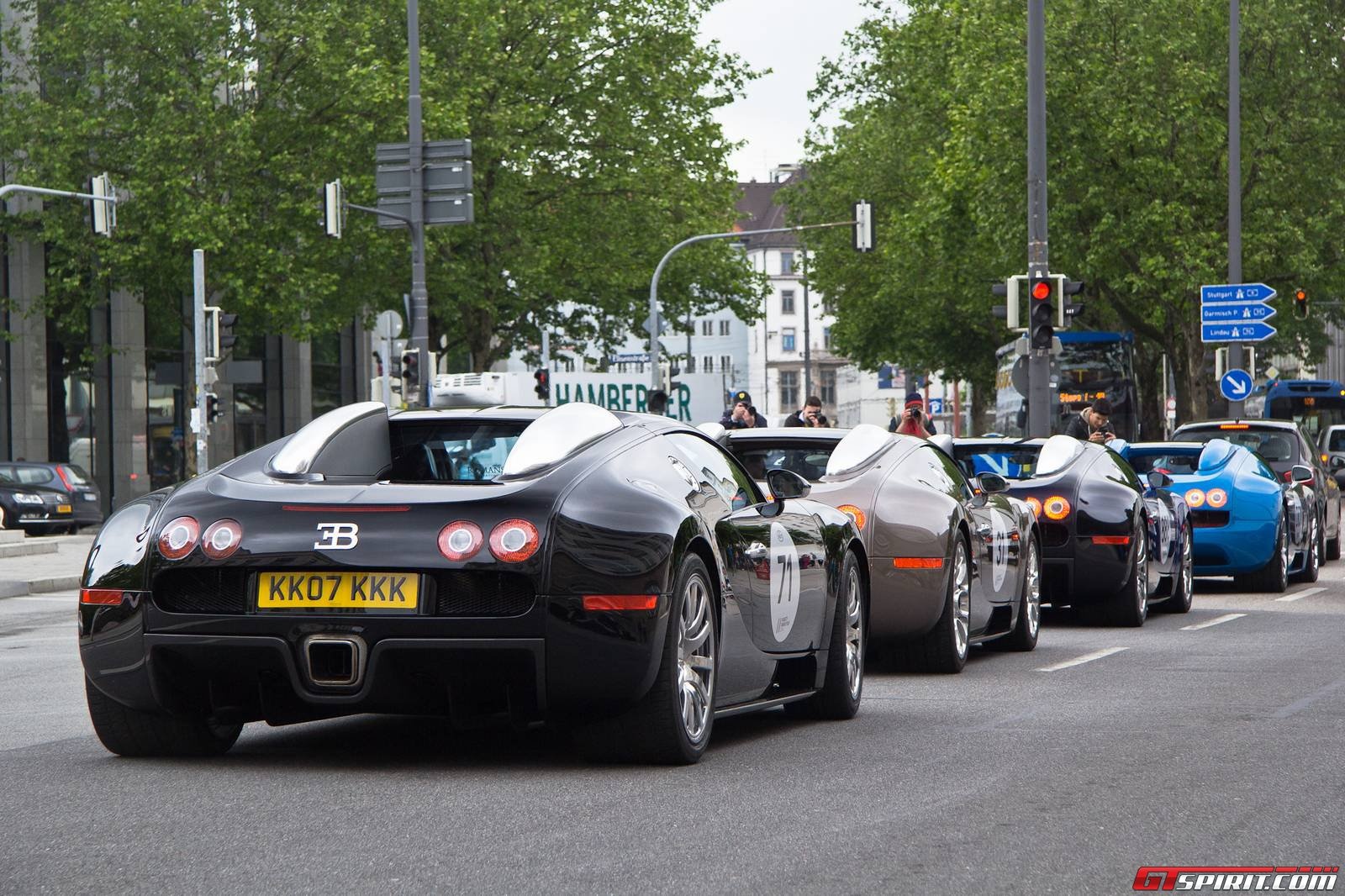 11 sieu xe Bugatti Veyron dieu hanh tren pho hinh anh