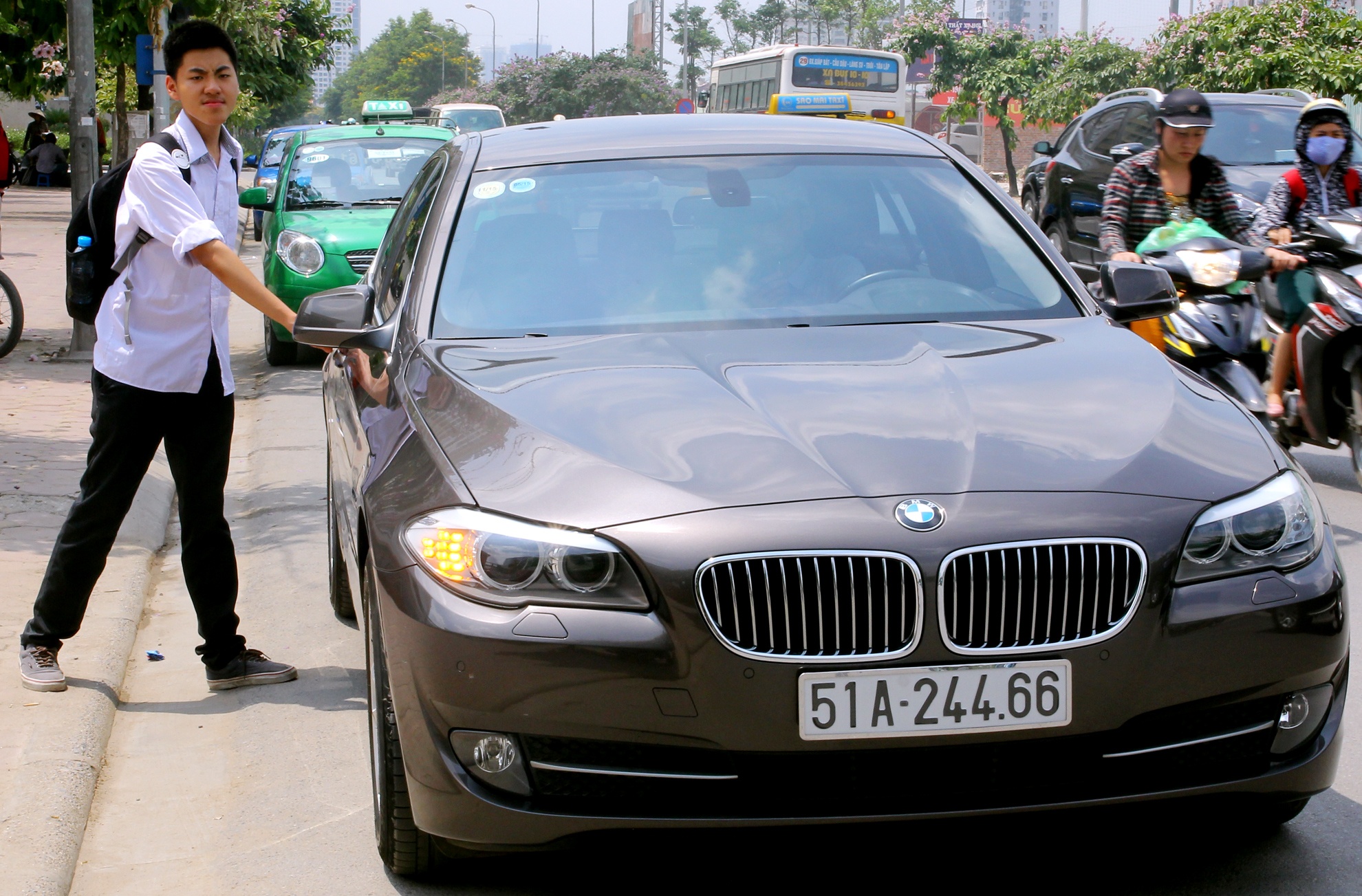 Xe sang dua don si tu thi tot nghiep o Ha Noi hinh anh