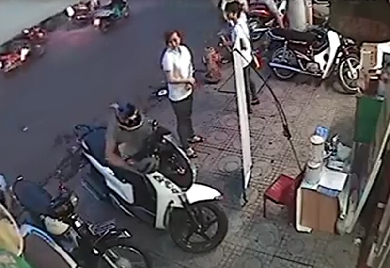 Ten trom ngang nhien be khoa Honda SH o cho dong nguoi hinh anh