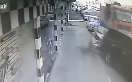 Xe tai de bep loat o to do ve duong hinh anh