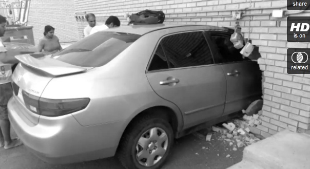 Nhung vu tai nan khi o to dam vao quan xa hinh anh