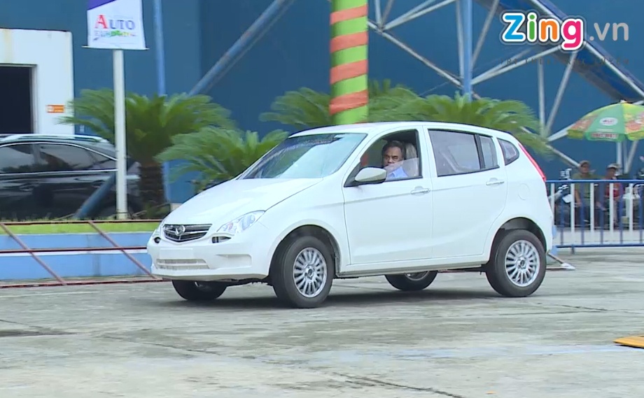 Trinh dien o to 310 trieu dong thuong hieu Viet o Ha Noi hinh anh