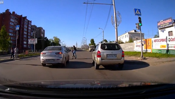 Hai me con qua duong bat can, dua tre thiet mang hinh anh