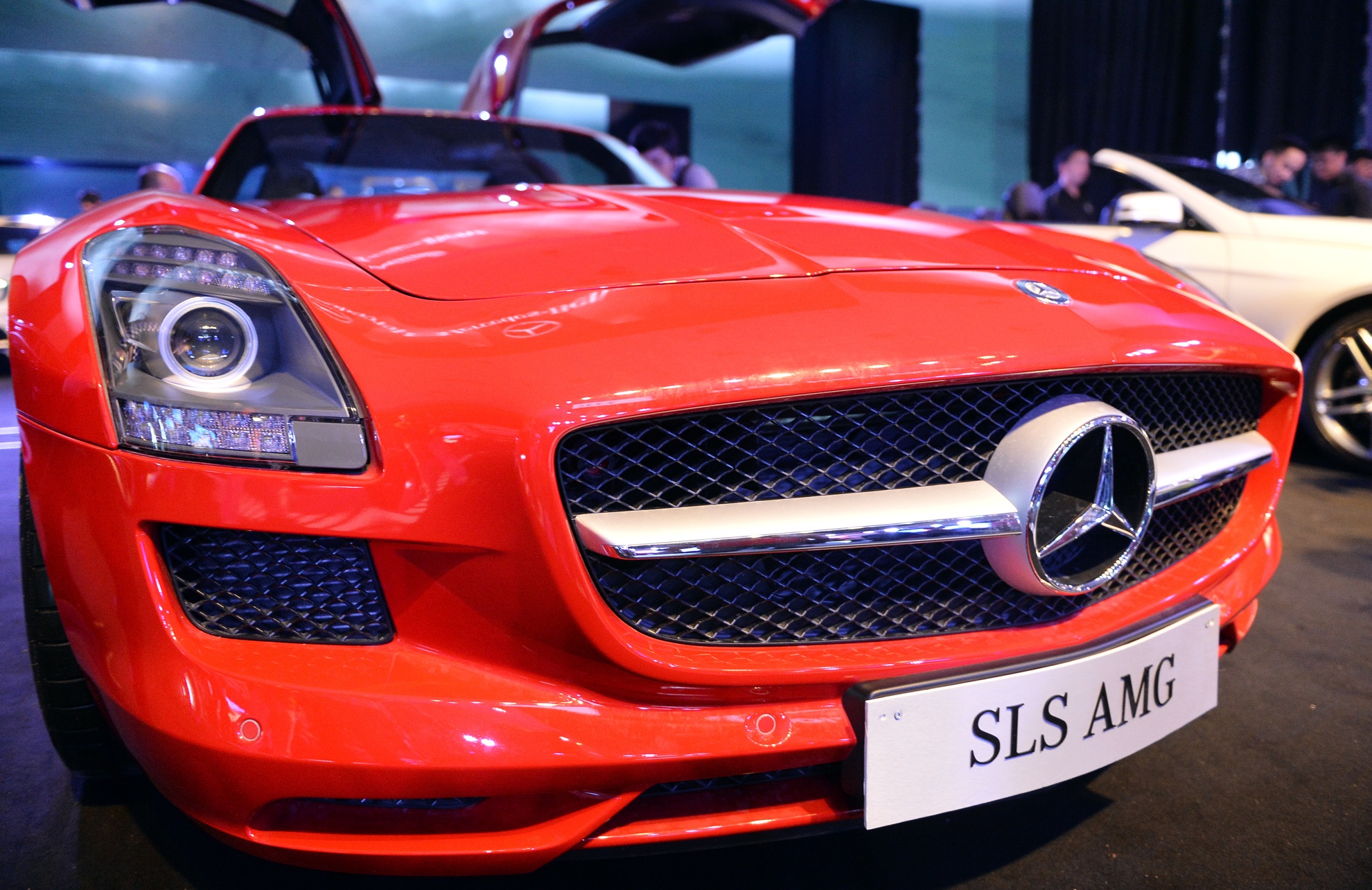 Can canh sieu xe canh chim Mercedes o Ha Noi hinh anh