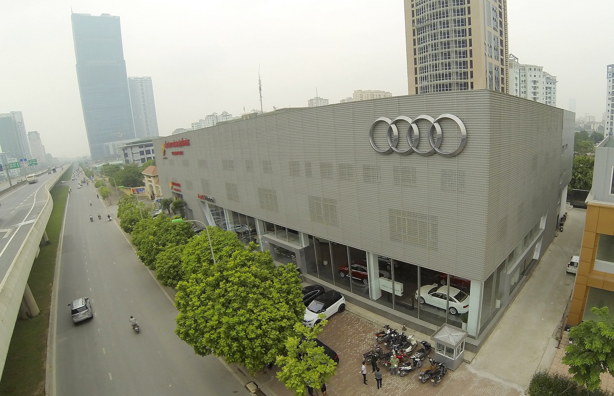 Showroom xe sang Audi lon nhat Viet Nam nhin tu camera bay hinh anh