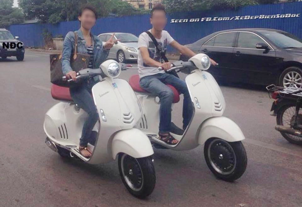 Doi nam nu di cap Vespa 946 dat tien khong mu bao hiem hinh anh
