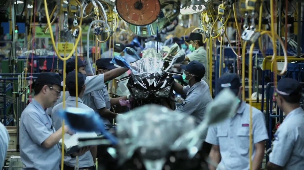 Qua trinh lap rap Yamaha R25 hinh anh