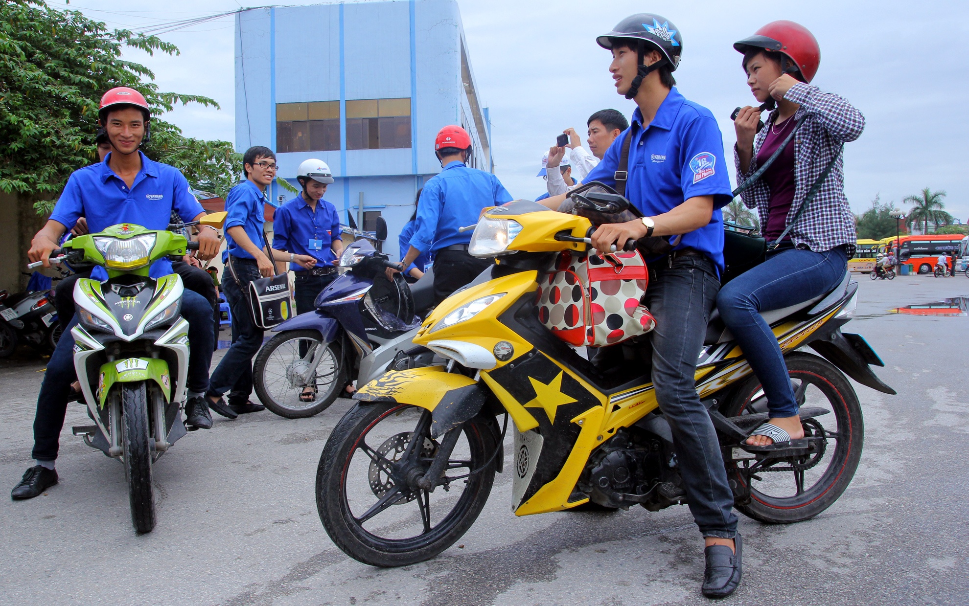 Dan choi Exciter Hai Phong lam xe om mien phi cho si tu hinh anh