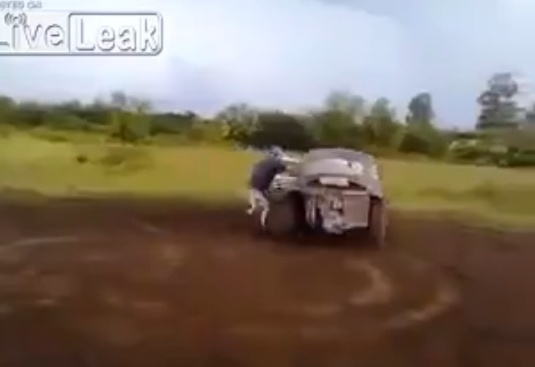 Man tu drift hai huoc cua chiec xe cu nat hinh anh