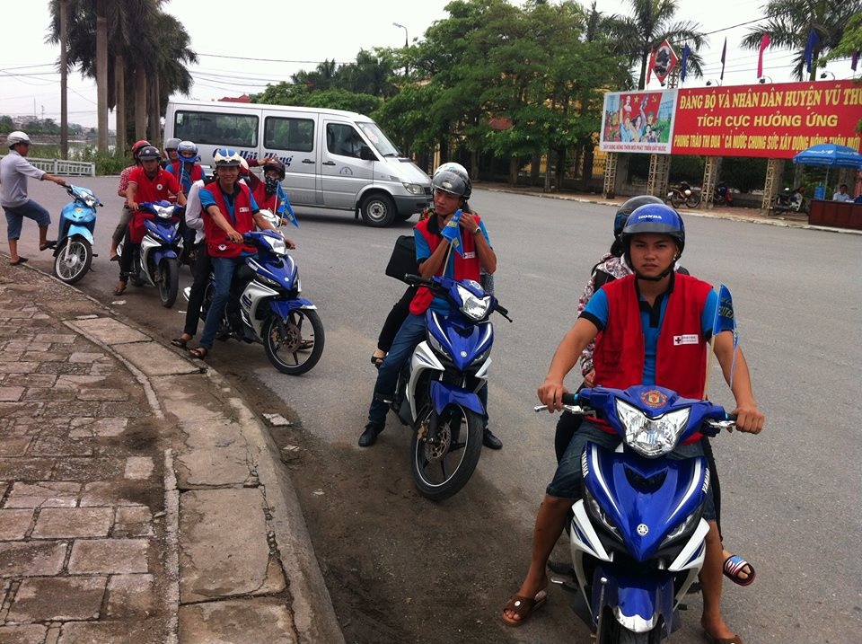 Dan choi Exciter lam xe om mien phi cho si tu o Thai Binh hinh anh