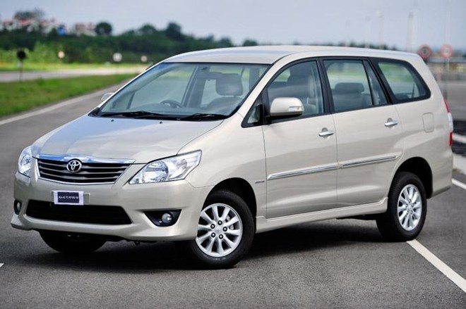 2. Toyota Innova: 3.508 xe  Mẫu xe thể thao đa dụng cán đích ở trị thứ hai với doanh số cộng dồn 3.508 xe. Toyota Innova với các bản E, G, V giá bán lần lượt là 710, 751 và 817 triệu đồng.