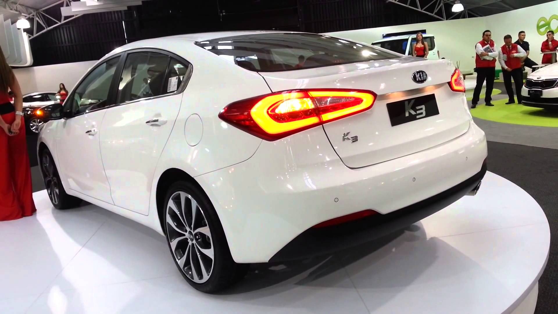 10. Kia K3: 1.339 xe. Mẫu xe thay thế Forte ra mắt ở Việt Nam từ tháng 10/2013. Trong nửa đầu 2014 liên tục nằm trong top 10 xe bán chạy với doanh số cộng dồn 1.339 xe. Kia K3 với các phiên bản 1.6MT, 1.6AT, 2.0AT và 1.6AT (5 cửa) có giá bán lần lượt là 638, 688, 749 và 770 triệu đồng.