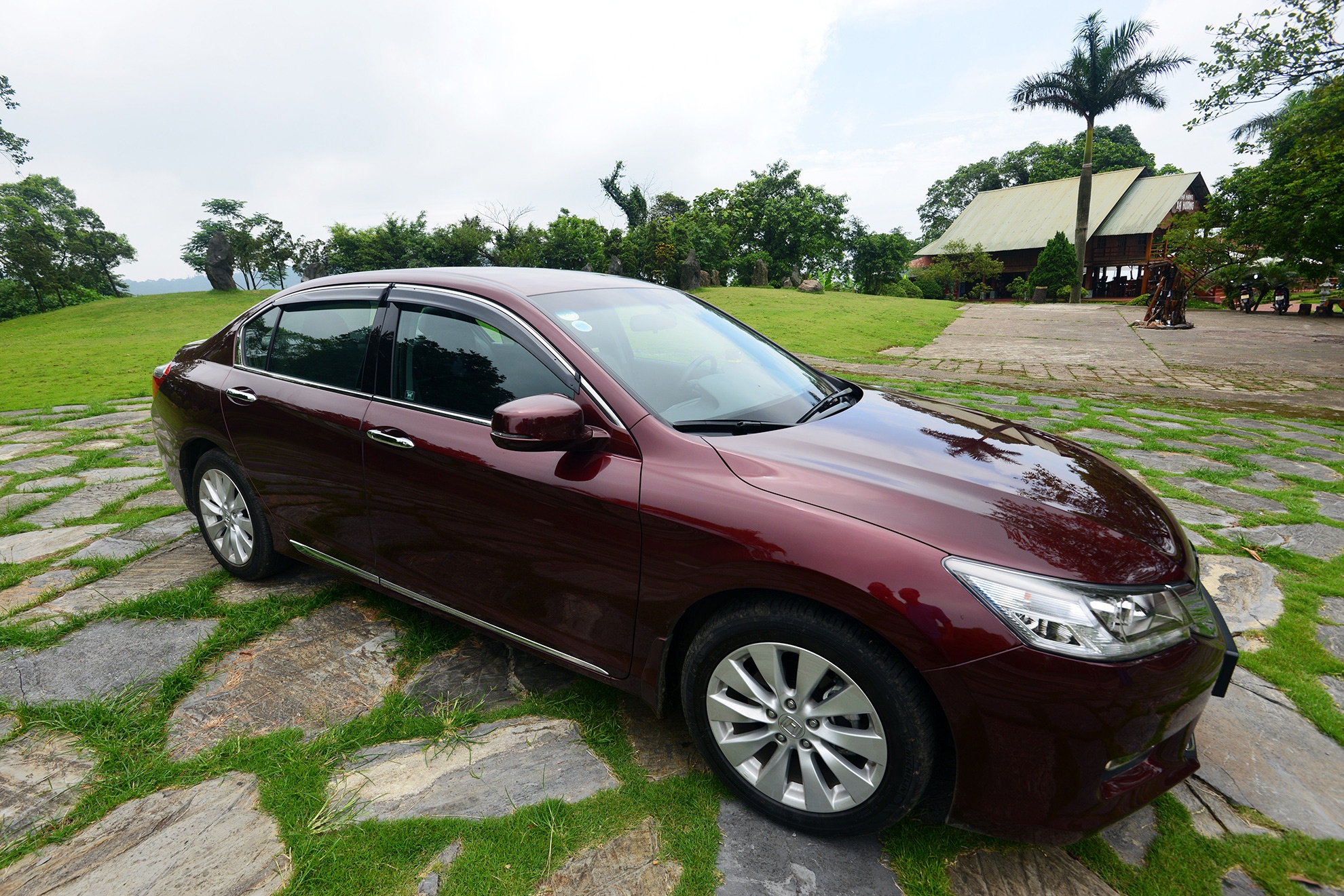 Honda Accord 2014 dù ngắn hơn một chút so với phiên bản cũ nhưng chiều dài tổng thể vẫn dài hơn so với các mẫu xe trong cùng phân khúc như Nissa Teana hay Toyota Camry.