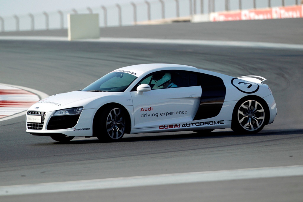 Trai nghiem sieu xe Audi R8 o Dubai hinh anh