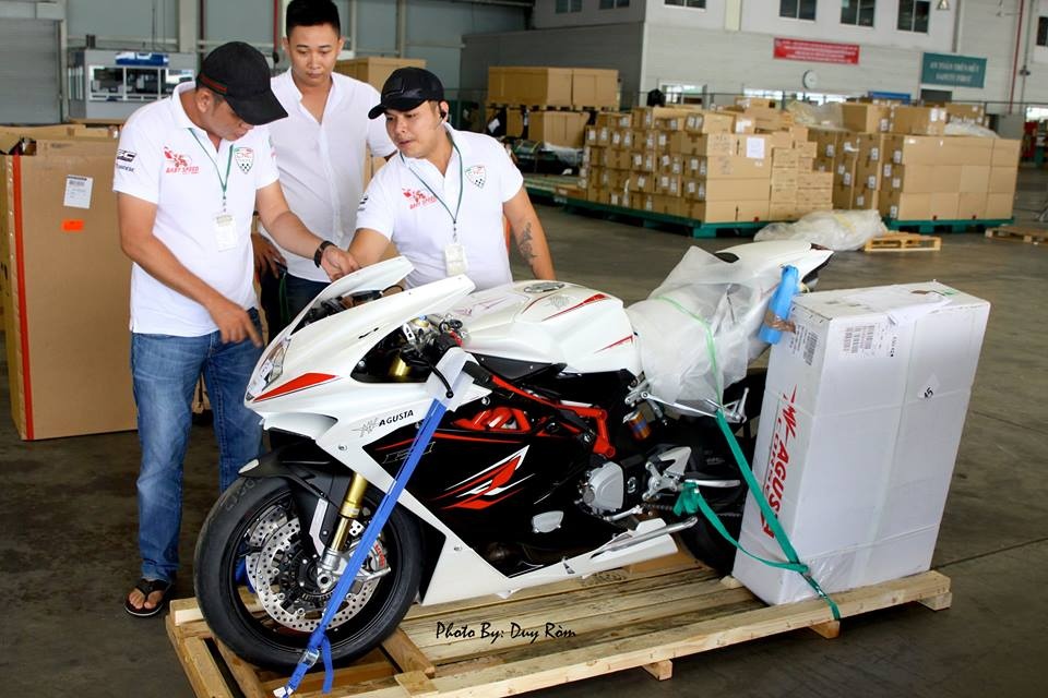 MV Agusta F4-RR ABS 2014 dau tien cap cang Sai Gon hinh anh