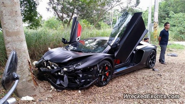 Sieu xe Lamborghini Aventador dam goc cay o Dai Loan hinh anh