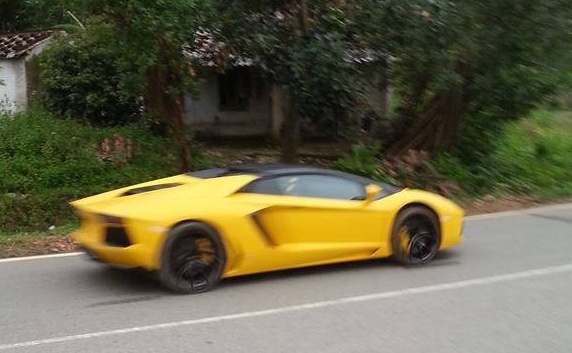 Lamborghini Aventador mui tran mau vang o Quang Ninh hinh anh