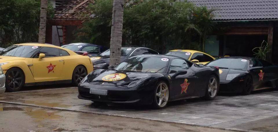 Sáng nay (5/8), dàn xe sang và siêu xe với số lượng hơn 10 chiếc tụ họp tại một địa điểm ở Phan Thiết. Không ồn ào như các hành trình siêu xe trước đây như Car Passion 2011 hay Super Car Passion 2014, đoàn siêu xe khởi hành từ Sài Gòn đi Phan Thiết khá lặng lẽ. Nổi bật trong dàn xe là mẫu Ferrari 45 Italia màu đen.