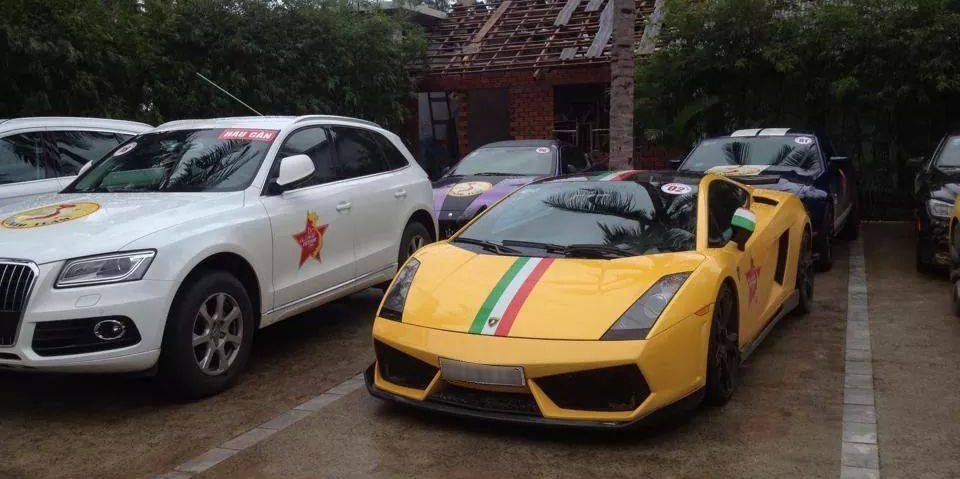 Lamborghini Gallardo màu vàng được độ lại với điểm nhấn sọc to bản cờ Italia.