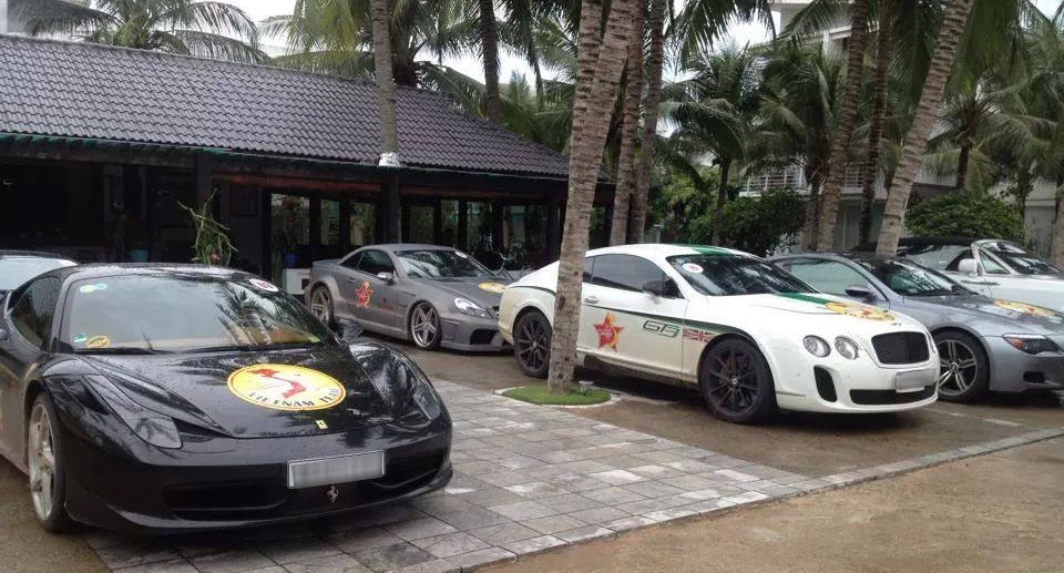 Bên cạnh Ferrari 458 Italia là mẫu coupe Bentley Continental GT Speed.