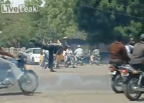 Canh sat mua vo dieu khien giao thong o Nigeria hinh anh