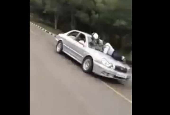 Canh sat giao thong An Do bi hat len nap ca-po hinh anh