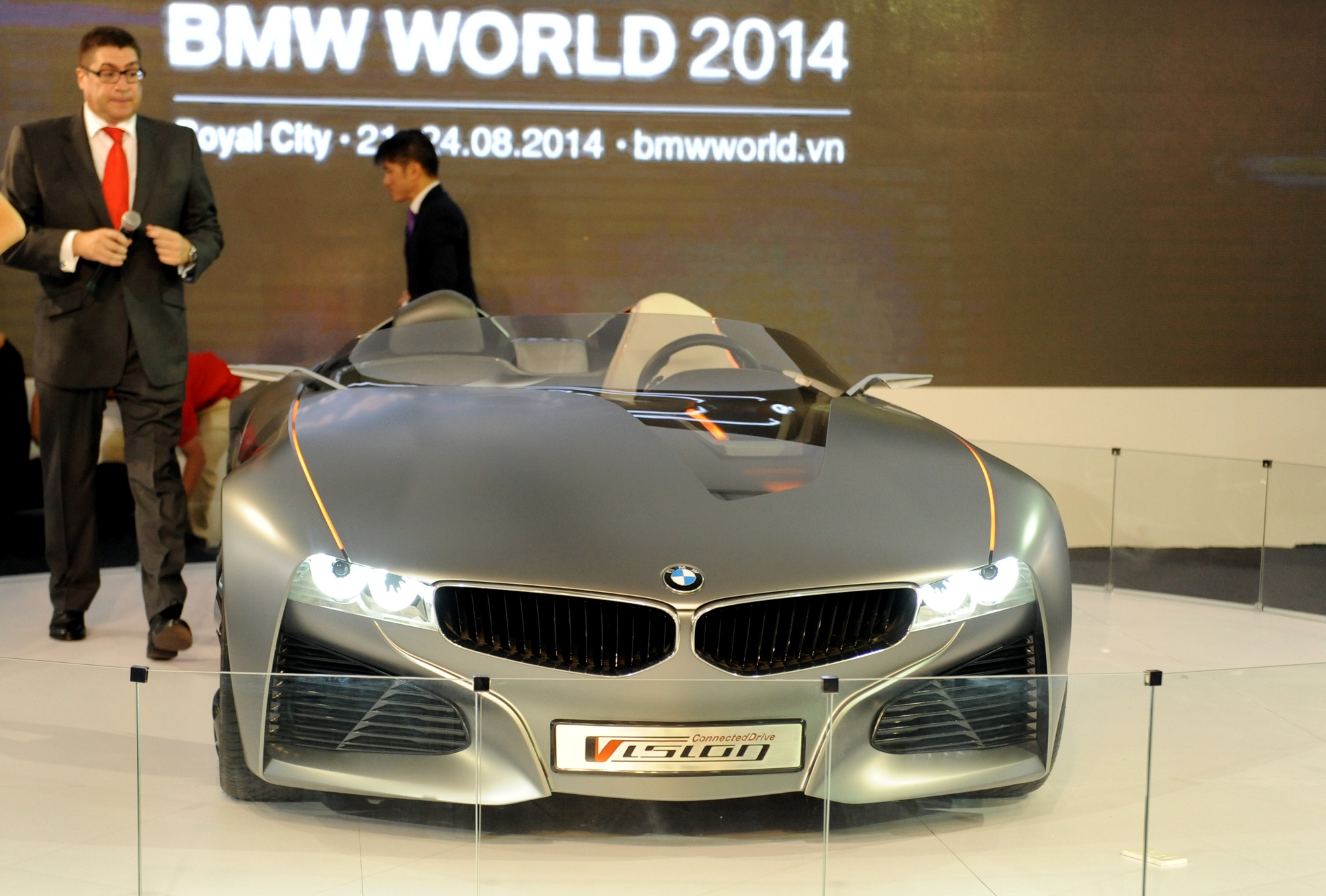 Xe cua tuong lai BMW Vision ConnectedDrive ra mat tai VN hinh anh