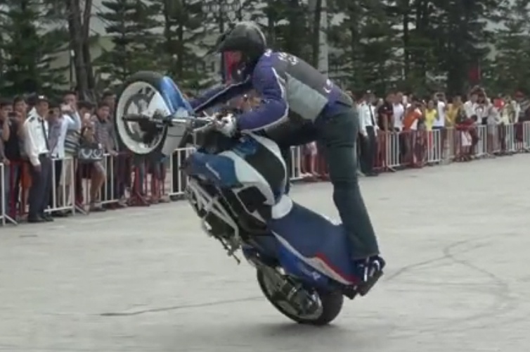 Pha bieu dien mao hiem voi mo to BMW o Ha Noi hinh anh