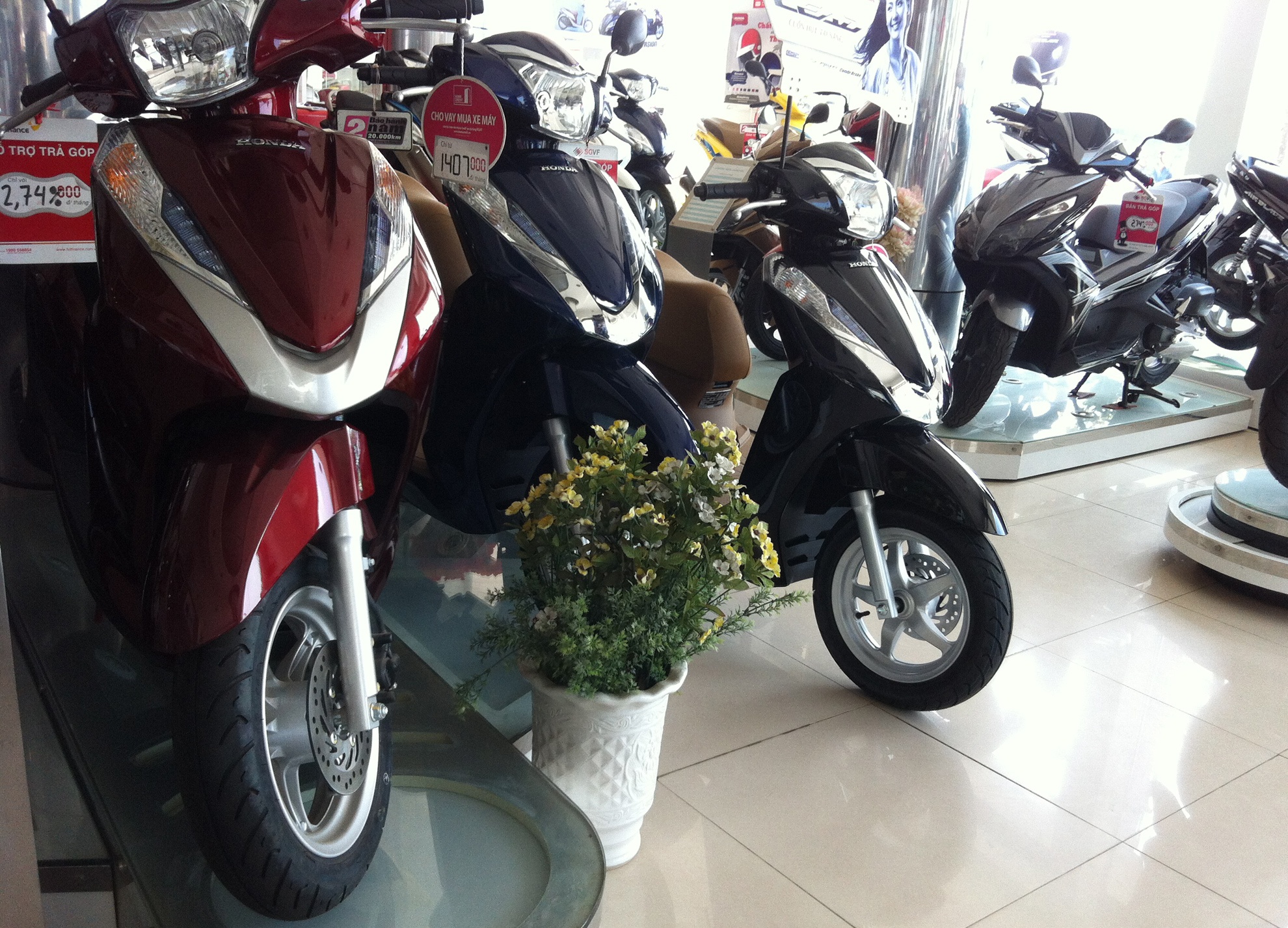 Het thang Ngau, xe may ruc rich tang gia hinh anh