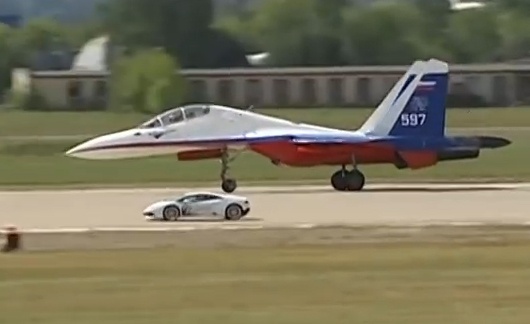 Lamborghini Huracan dua toc do voi chien dau co Su-27 hinh anh