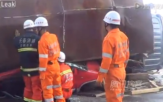 Tai xe song sot trong xe du lich bi container de bep hinh anh