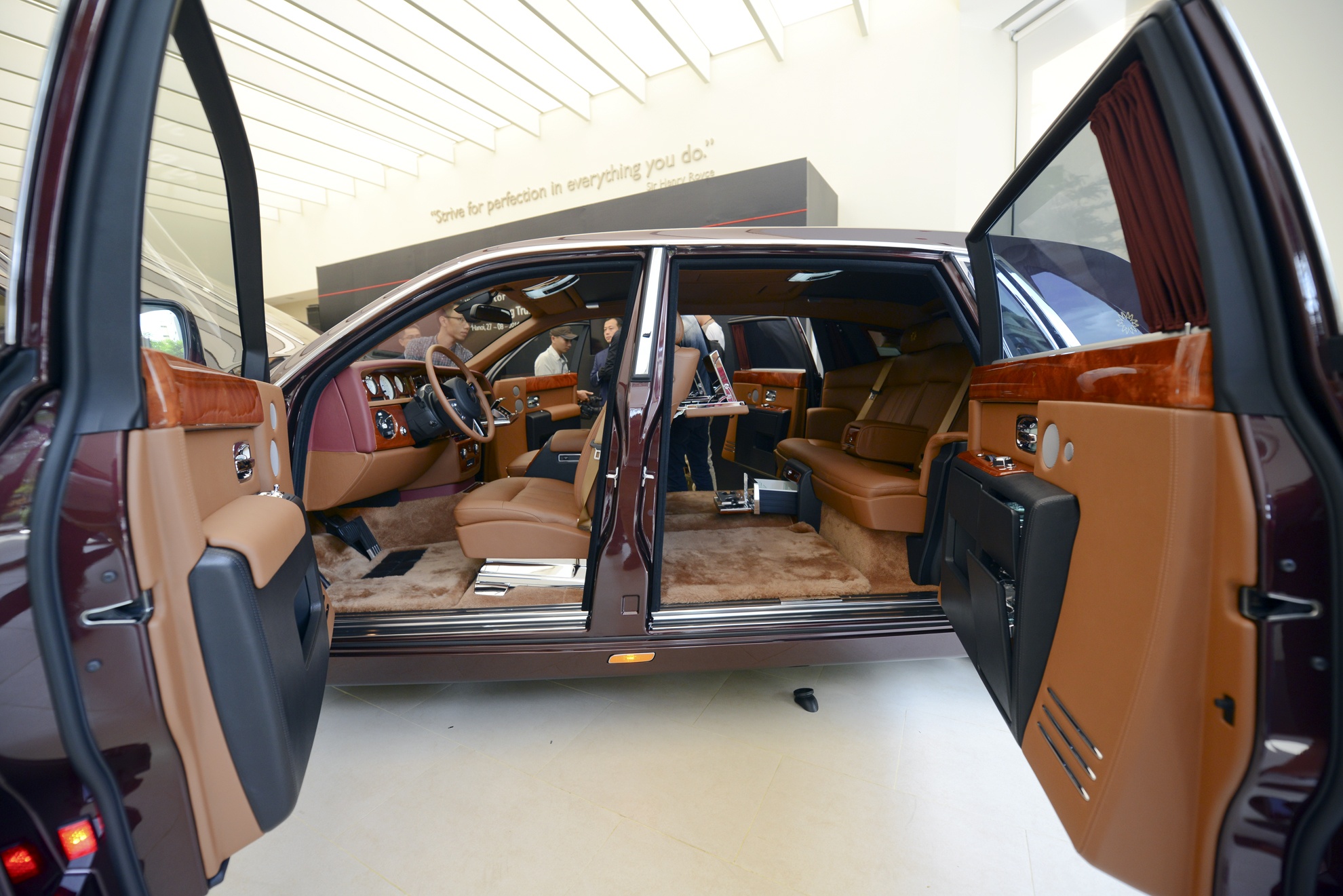 Điểm nhấn của chiếc xe hình tượng Mặt trời phương Đông và slogan liên kết để thành công - Connect to succed được họa sỹ đương đại trẻ Noah Bùi chấp bút, lựa chọn họa tiết. Chữ M lần lượt được đưa lên tựa đầu ghế ngồi, đồng hồ trong xe và góc chữ C.