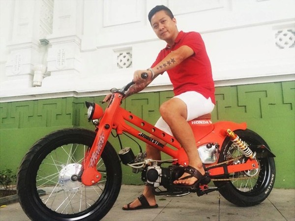 Tuấn Hưng khoe chiếc Cub độ độc đáo trên trang cá nhân cách đây không lâu. Ảnh: FBNV.