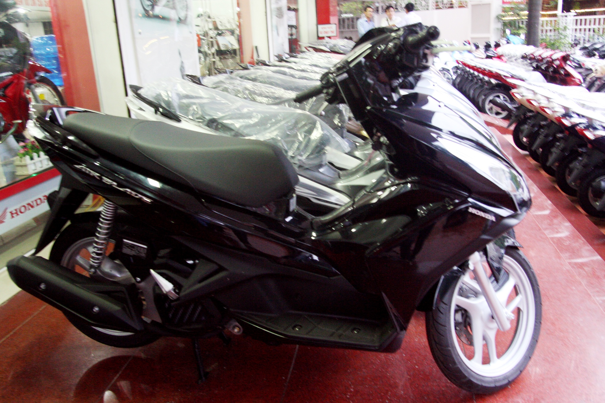 Honda Air Blade 125 mau den gia chi 35,5 trieu dong hinh anh
