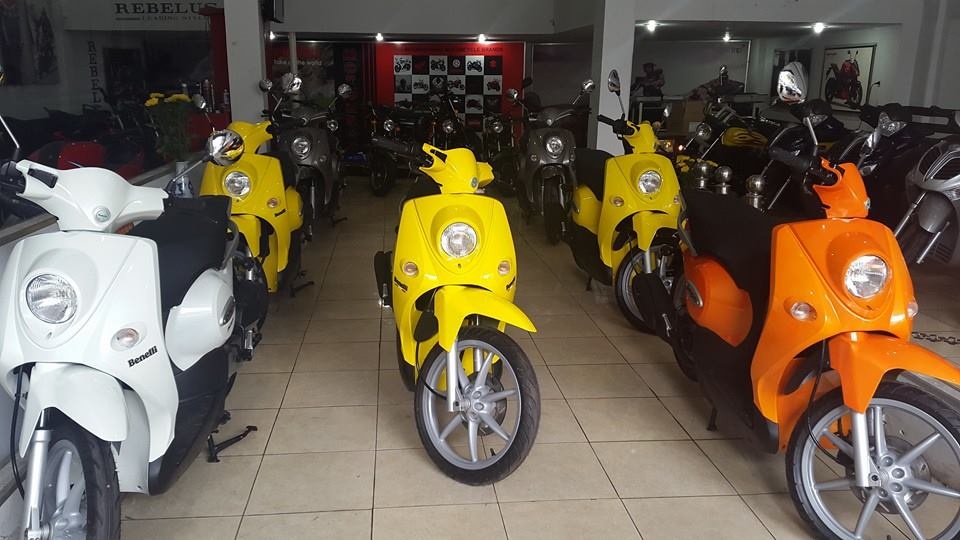 Xe ga 50 phan khoi Benelli len ke voi nhieu mau sac hinh anh