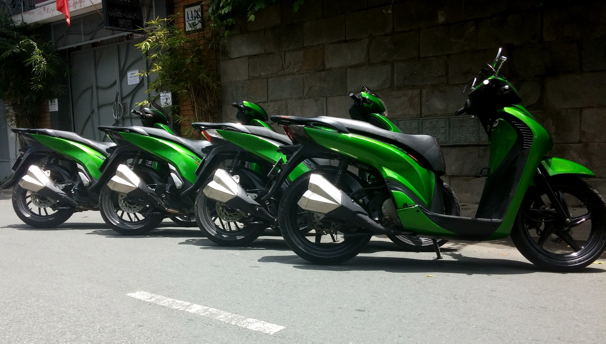 4 chiec Honda SH do mau xanh Kawasaki Z1000 o Sai Gon hinh anh