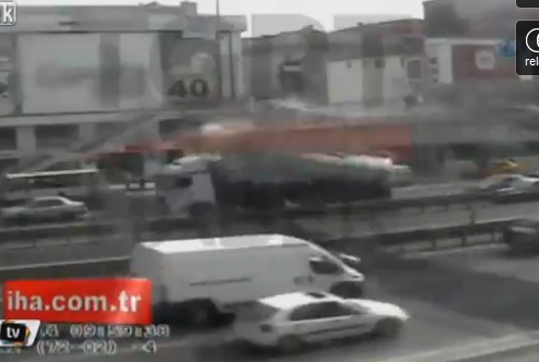 Xe tai huc do cau vuot sang duong, mot nguoi chet hinh anh