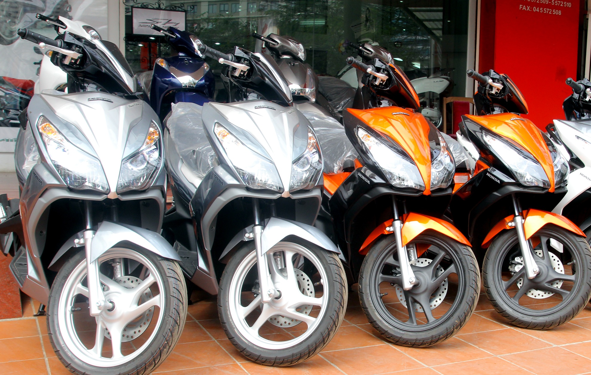 Xe tay ga Honda tang gia manh o Viet Nam hinh anh