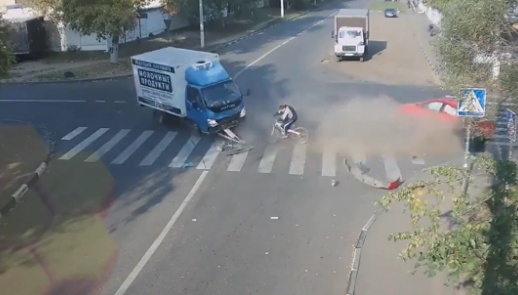 Nguoi di xe dap hut chet trong vu tai nan o to hinh anh