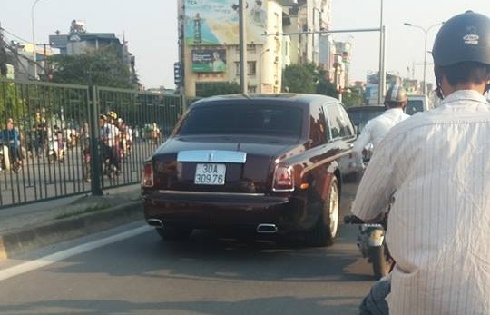 Rolls-Royce Phantom 'Mat troi phuong Dong' lan banh o Ha Noi hinh anh
