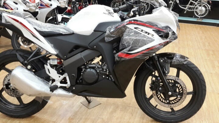 Mẫu sport-bike 150 phân khối Honda CBR150R 2014 với các màu đỏ, đen và trắng.  loại xi lanh đơn 4, dung tích 149,6 cc làm mát bằng chất lỏng, công suất 17,6 mã lực tại vòng tua máy 10.500 vòng/phút, mô men xoắn cực đại 12,7 nm tại 8.500 vòng/phút, với hộp số 6 cấp và tiêu hao nhiên liệu 2,5 l. 