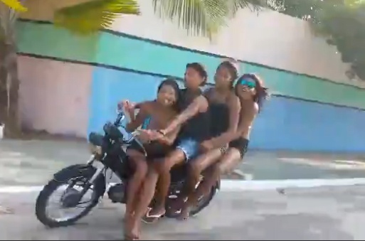 Choc gheo o to, xe may cho 3 nguoi dep nga lan ra duong hinh anh