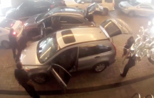 Cuop Lexus ngay giua sanh khach san hinh anh