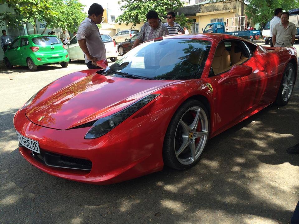 Ferrari 458 mau do thu hai o VN deo bien trang Sai Gon hinh anh